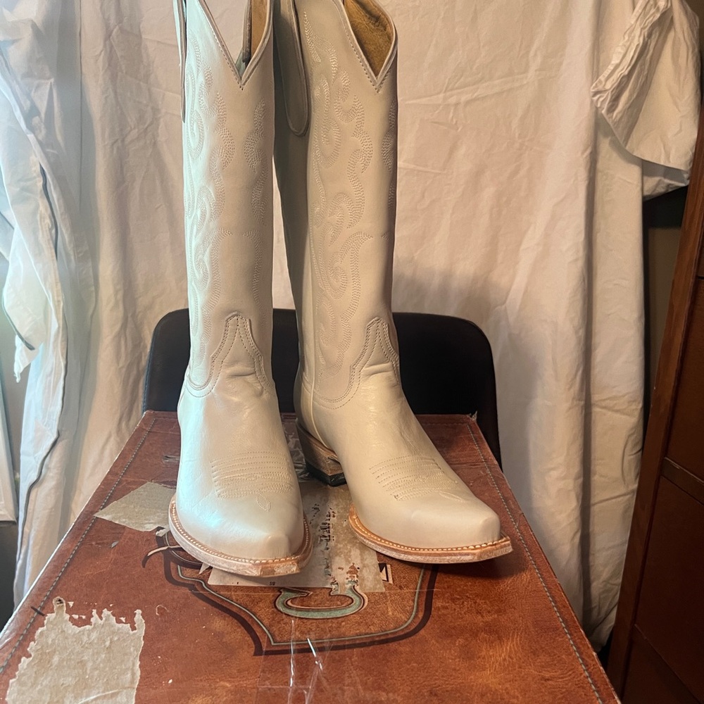 Cavender's Women's White with Tonal Embroidery Snip Toe Cowboy Boots 8 1/2